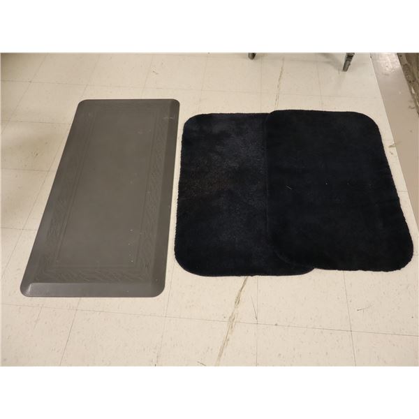 LOT DE 3 TAPIS (2 NOIR 21"x34",  1 ANTI-FATIGUE GRIS 20"x42"