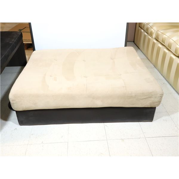 POUF 46"x38"x13"