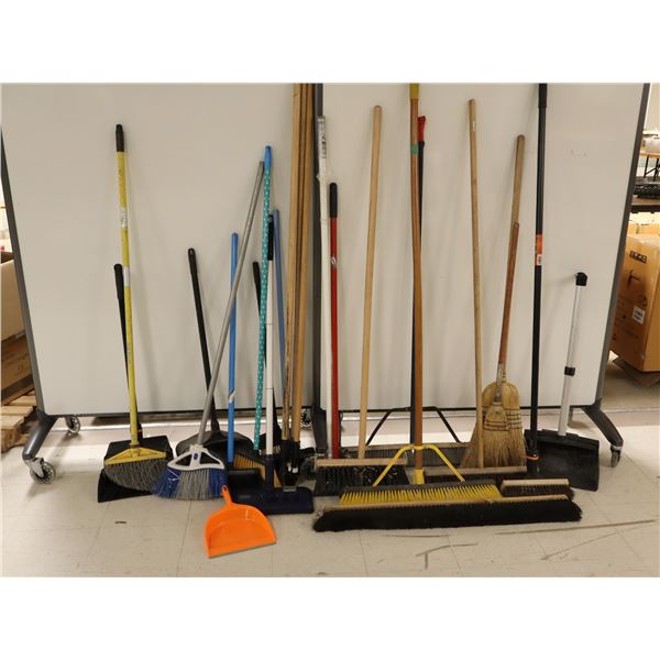 LOT DES BALAIS ET ACCESSOIRES
