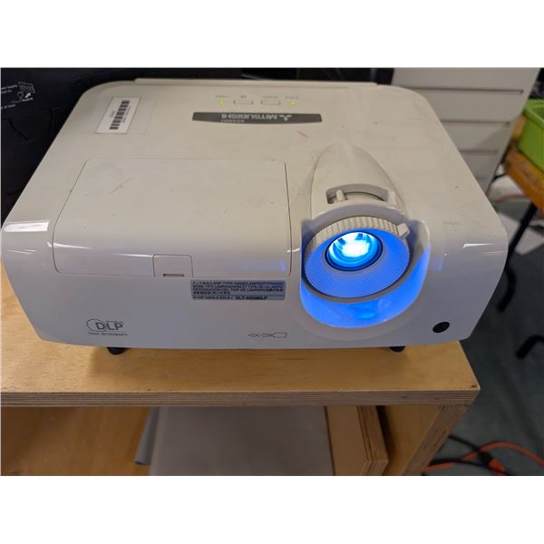 PROJECTEUR MITSUBISHI XD280U AVEC TELECOMMANDE