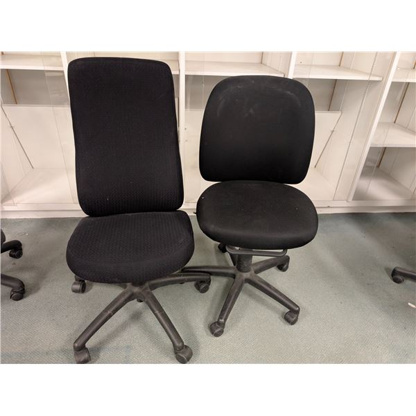 LOT: 2 CHAISES DE BUREAU