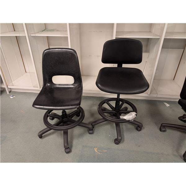 LOT: 2 CHAISES DE BUREAU