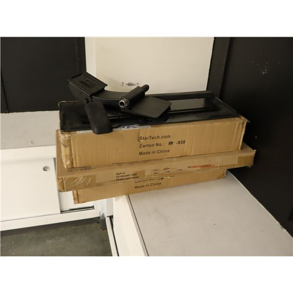 LOT:  TIROIRS POUS CLAVIERS / SOURIS