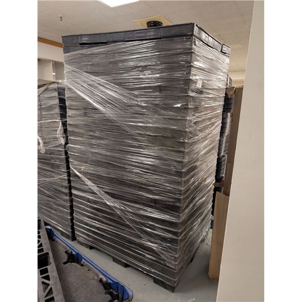 LOT DE 28 PALLETTES EN PLASTIQUE