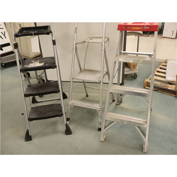 LOT DE 3 ESCABEAUX ASST