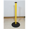 Image 1 : POTEAU DE BARRIÈRE JAUNE AVEC BASE 32"h.