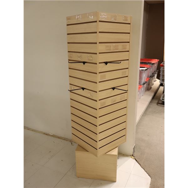PRÉSENTOIR TOURNANT À MUR À RAINURES