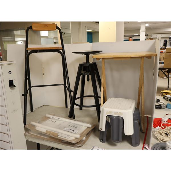 LOT: 8 TABOUNETS ET TABLES DE COLLATION ASST