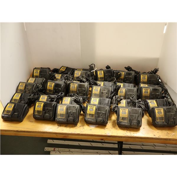 LOT DE 36 CHARGEURS DEWALT