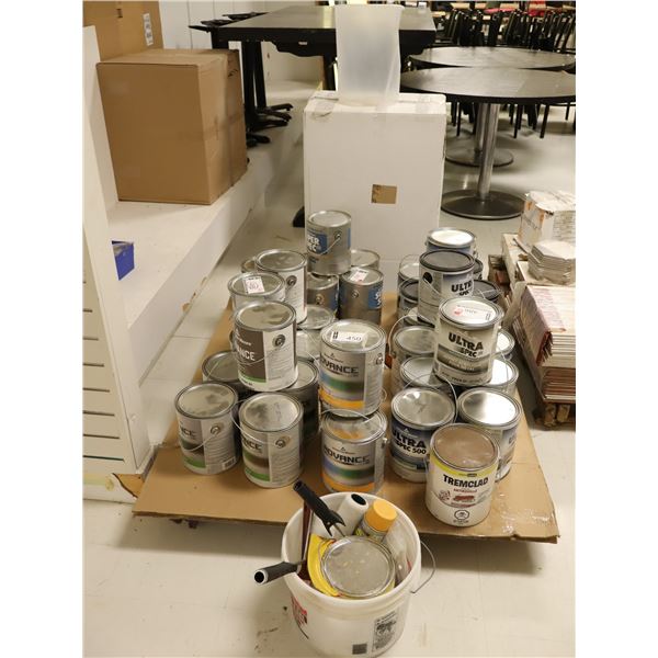 LOT: PALETTE DU PEINTURE ET ACESSOIRES