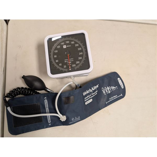 TENSIOMÈTRE ANÉROIDE MURAL WELCH ALLYN