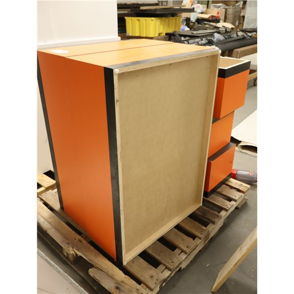 LOT DE 5 PRÉSENTOIRS DE PRODUITS (BOÎTES EN MÉLAMINE) NOIR-ORANGE GRANDEUR ASST