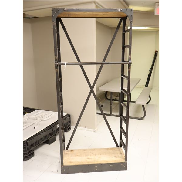 ÉTAGÈRE EN METAL TABLETTES MANQUANT 34"x28"x78"