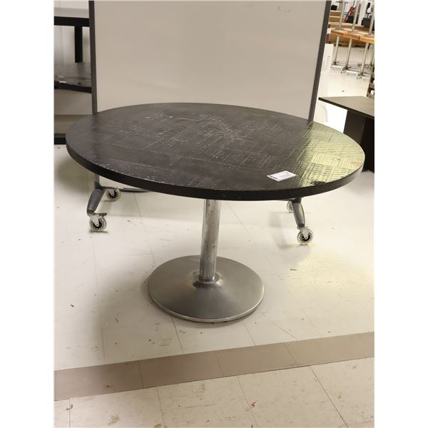 LOT DE 4 TABLE RONDE EN BOIS 48"d.x30(estime)