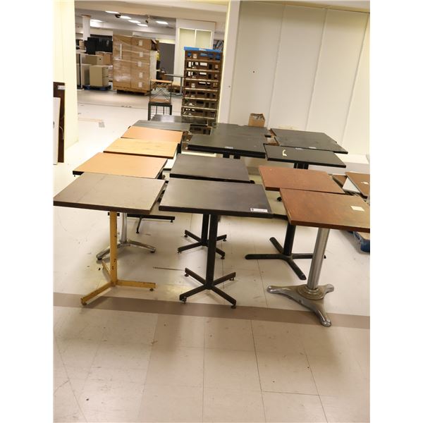 LOT DE 16 TABLE A BISTRO CARRÉE