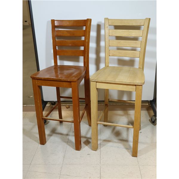LOT: 4 TABOURETS DE BAR EN BOIS BRUN