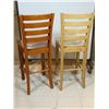 Image 2 : LOT: 4 TABOURETS DE BAR EN BOIS BRUN