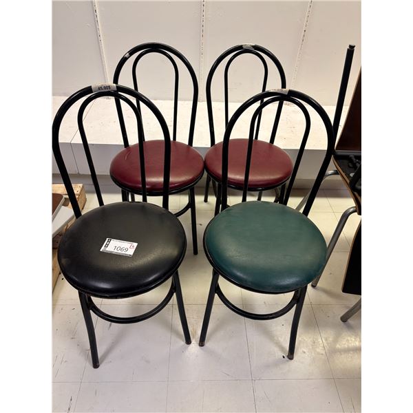 LOT DE 4 CHAISES ASST