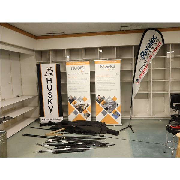 LOT: MÂTS DE DRAPEAU ET PANNEAUX PROMOTIONNELS PLIABLES