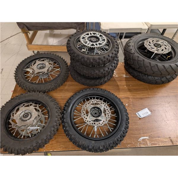 LOT DE 8 JANTES DE MOTOCROSS AVEC PNEUS ASST