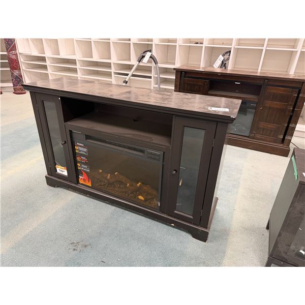 FOYER ÉLECTRIQUE MASTERFLAME KINGWOOD TED28WRC AVEC MANTEAU ESPRESSO ET ARMOIRES LATÉRALES, 1500W.