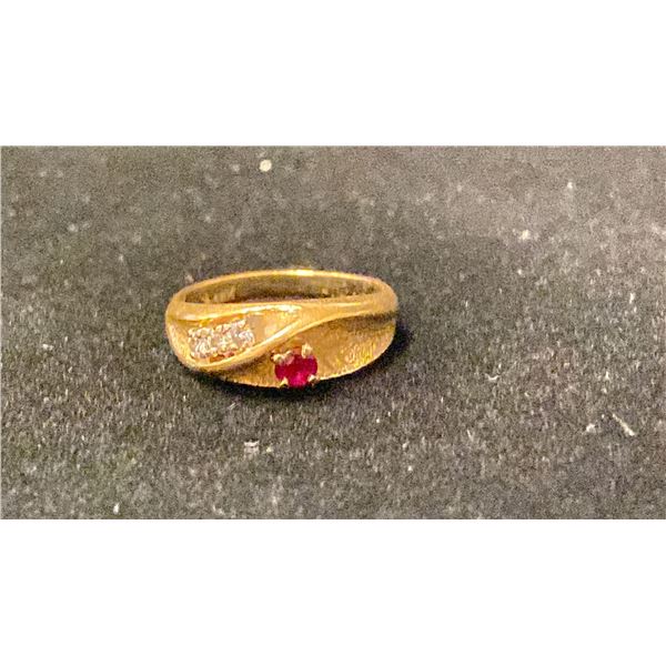 APPROX 18K LADIES RING SET WITH RED STONE & DIAMONDS (4.5G)