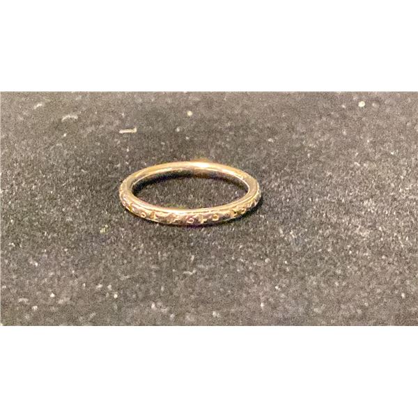 APPROX 18K LADIES WEDDING RING (2.7G)