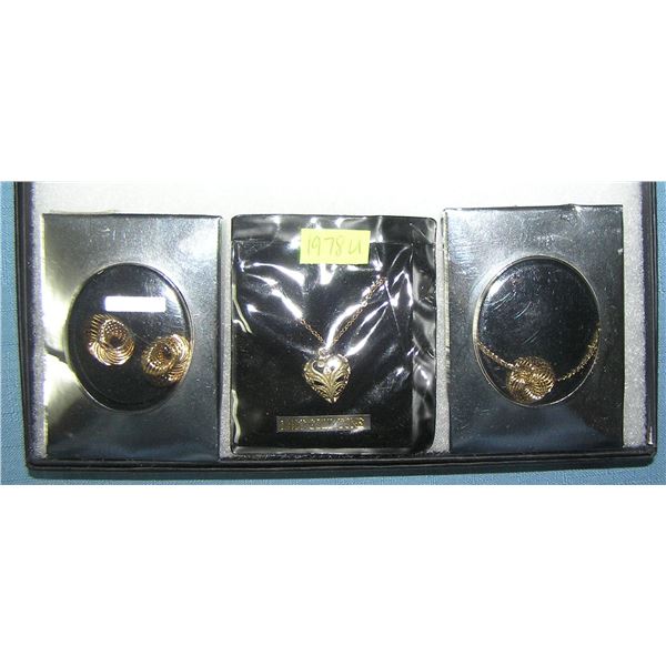 Group of 3 vintage jewelry pieces