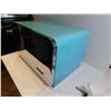 Image 2 : 32.  ANTIQUE TURQOISE 1966 BREADBOX, NICE CHROME