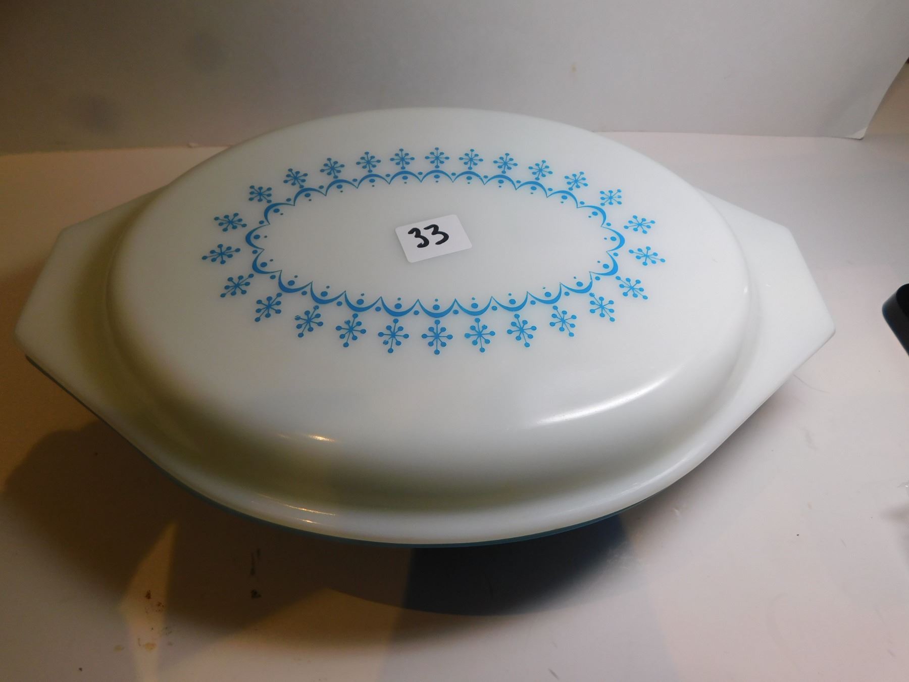 33. PYREX SNOWFLAKE DIVIDED 1 QT CASSSEROLE DISH, BLUE BASE, WITH LID ...