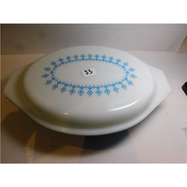 33.  PYREX SNOWFLAKE DIVIDED 1 QT CASSSEROLE DISH, BLUE BASE, WITH LID