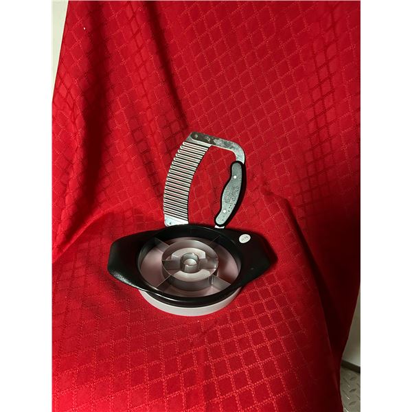 NEW Pampered Chef Apple Wedger and Crinkle Cutter