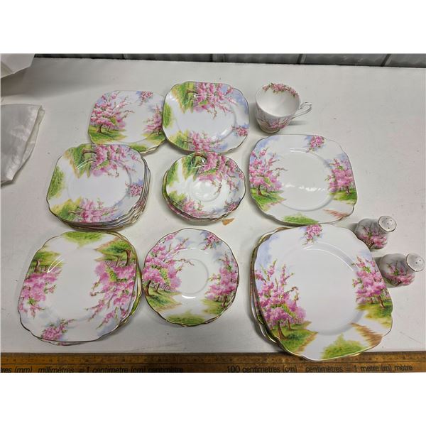 Royal Albert "Blossom Time" - 31 pieces