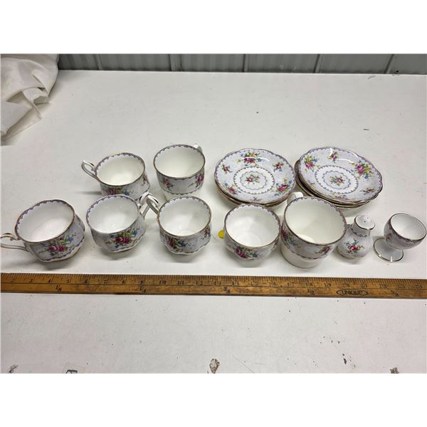 Royal Albert "Petit Point" - 16 pieces