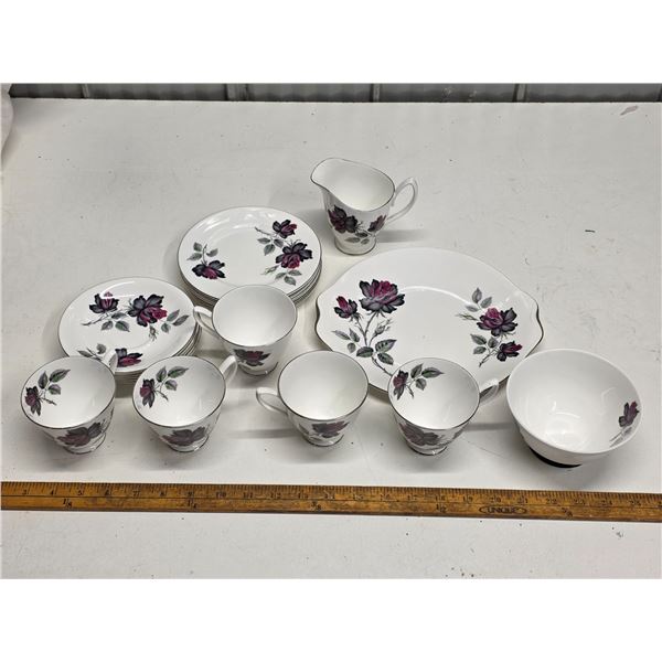 Royal Albert "Maquerade" - 19 pieces + 5 Red Napkins