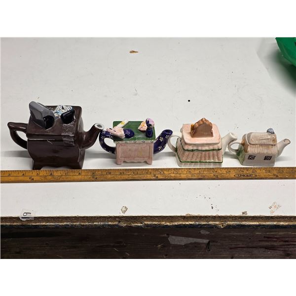 4 Pieces - Mini Teapots - house themed
