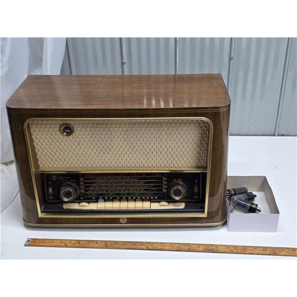 RCA model radio with tubes- works