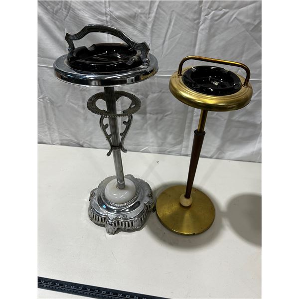 2 Vintage ashtrays