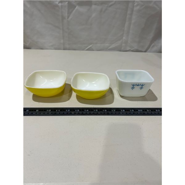 3 Vintage Pyrex bowls