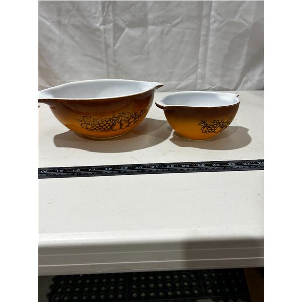 2 Vintage Pyrex nesting bowls