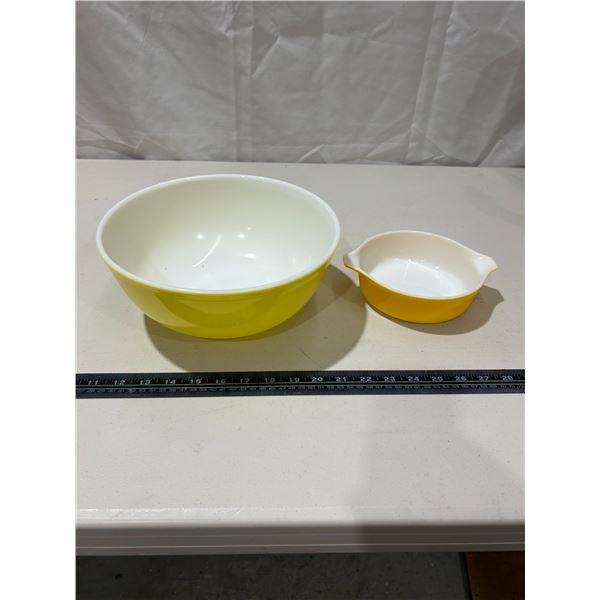 Vintage Pyrex casserole & mixing bowl