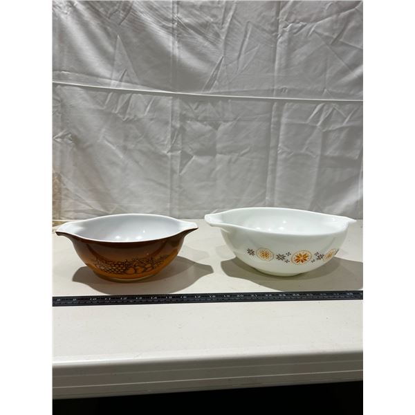 Vintage Pyrex nesting bowls