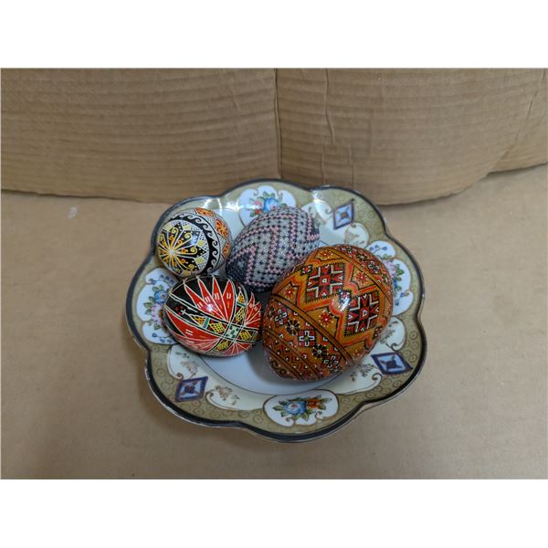 Dish with 4 Easter eggs (large wooden, large beaded, 2 real eggs). Decorative dish made in Japan. FR