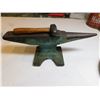 Image 2 : 1097.  VINTAGE JEWELER’S ANVIL AND HAMMER HH ON SIDE