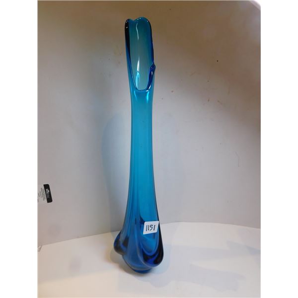 1151.  VINTAGE FENTON VALENCIA COLONIAL BLUE SWUNG VASE