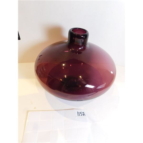 1152.  PURPLE AMETHYST GLASS VASE