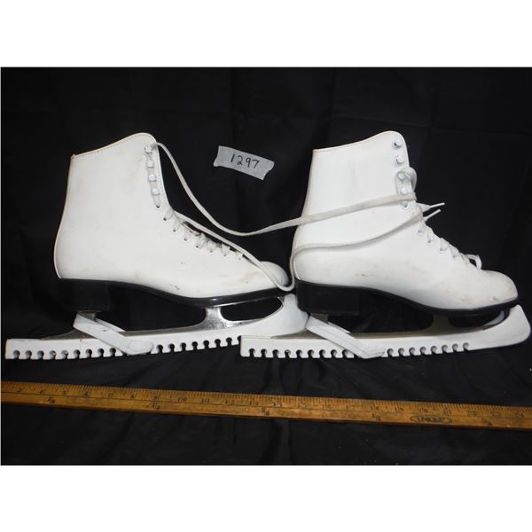 ladies figure skates, size 9