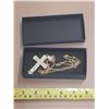 Image 1 : Gold coloured cross necklace.