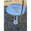 Image 2 : New Pedestal Sink