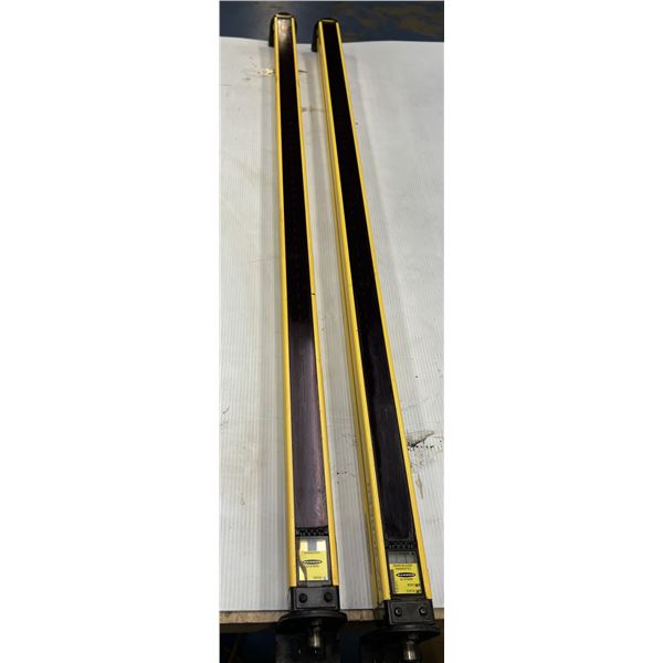 Lot of (2) Banner Light Bars #SLSR30-900Q8 & #SLSE30-900Q8